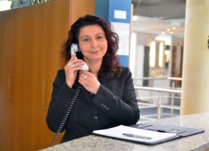 Suzana Rusic am Telefon